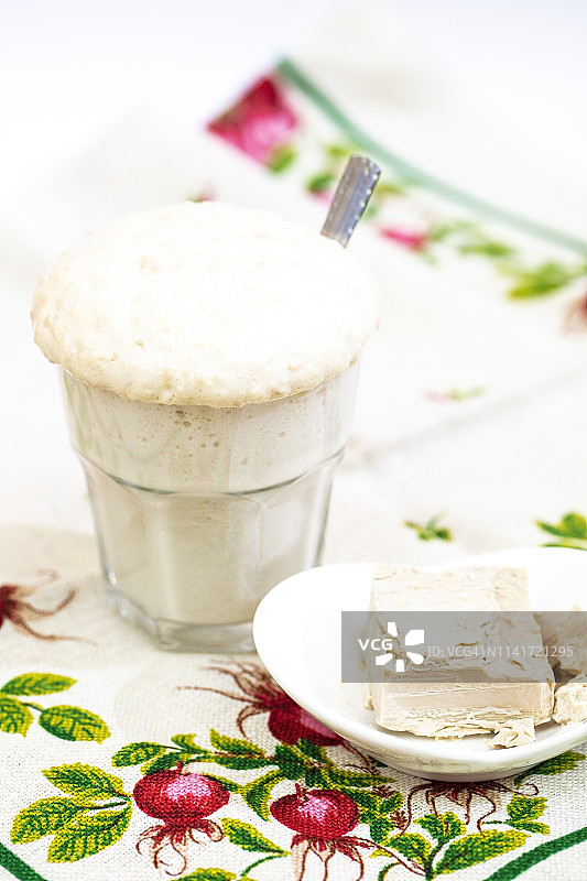 玻璃杯中新鲜酵母特写图片素材