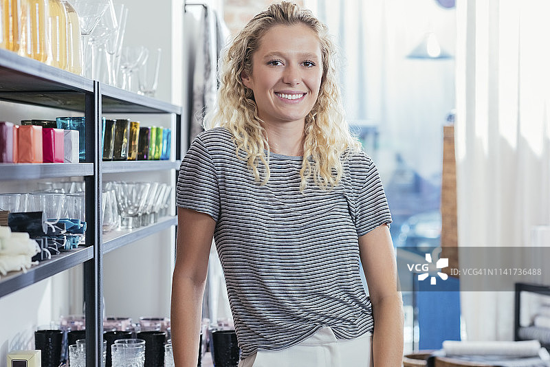 商店里快乐的售货员图片素材