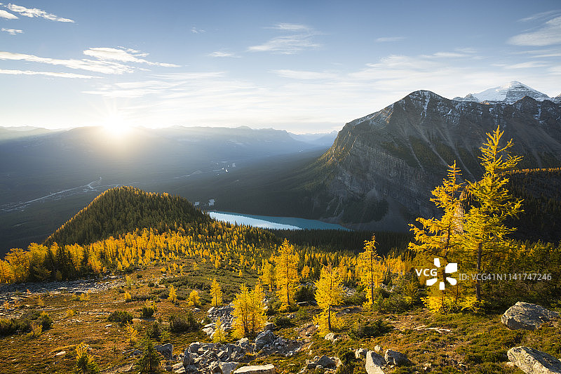秋季日出时分从圣皮兰山观看路易斯湖，班夫国家公园，加拿大艾伯塔省图片素材