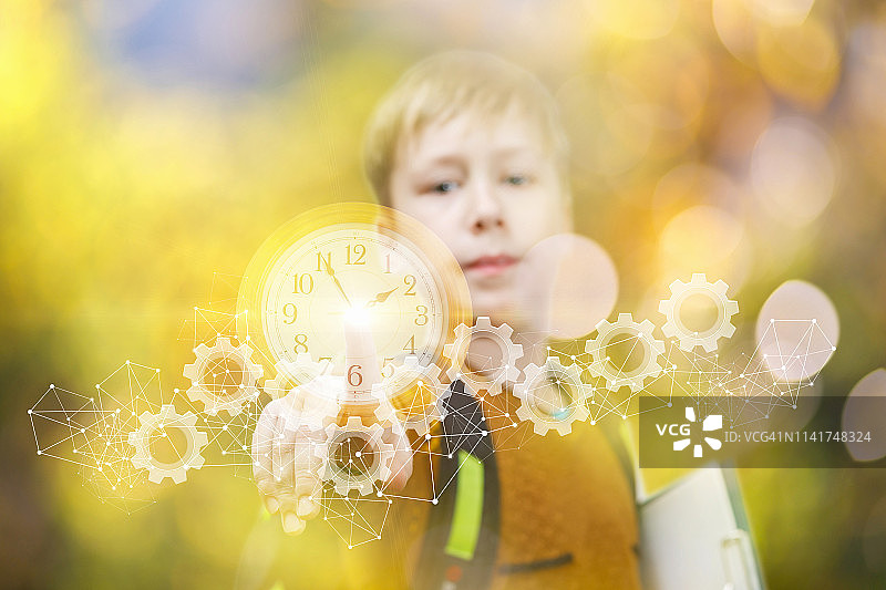 孩子触摸着时钟和齿轮的计时装置图片素材