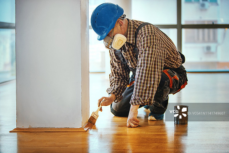 在硬木地板上涂清漆图片素材