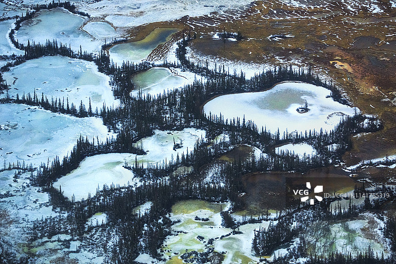 加拿大阿尔伯塔省伍德布法罗国家公园冰冻湿地航拍照片图片素材