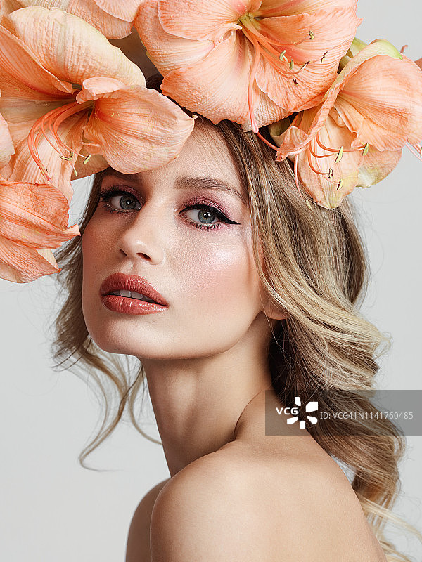 手捧鲜花的年轻漂亮女人图片素材