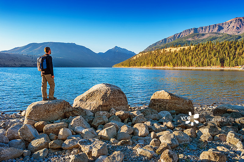 在美国俄勒冈州约瑟夫附近的沃洛瓦湖徒步旅行者图片素材