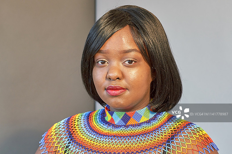 身穿非洲传统服装的年轻女子肖像图片素材