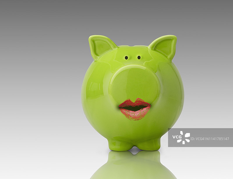 小猪储蓄罐上的口红图片素材