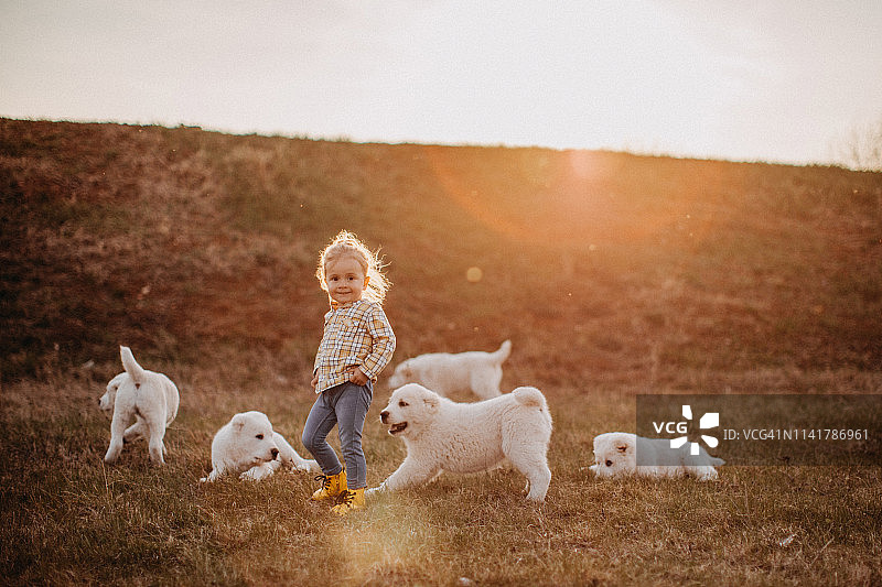 与我同行图片素材