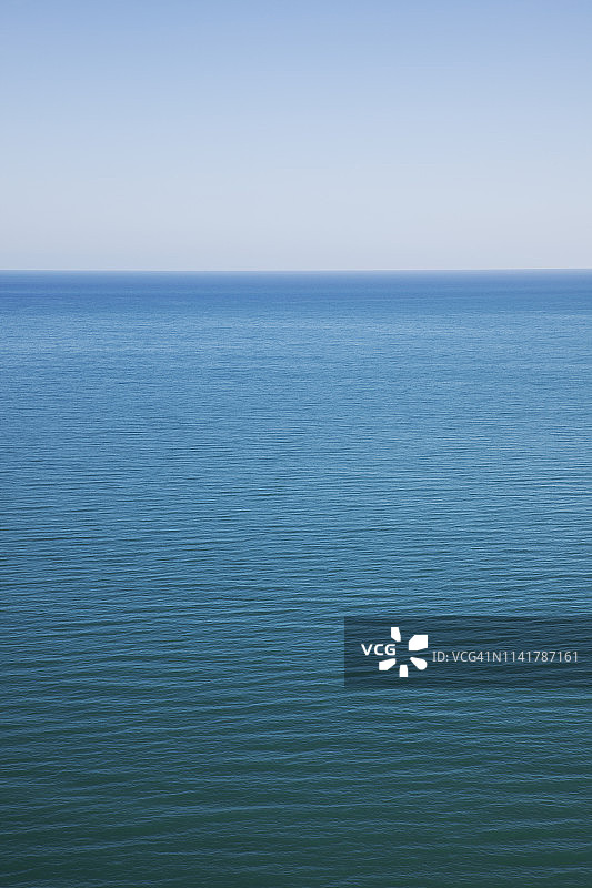 晴朗的蓝色晴天下广阔的海水图片素材