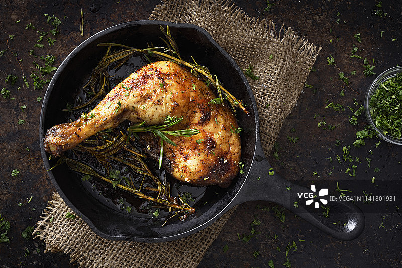 平底锅里的鸡腿图片素材