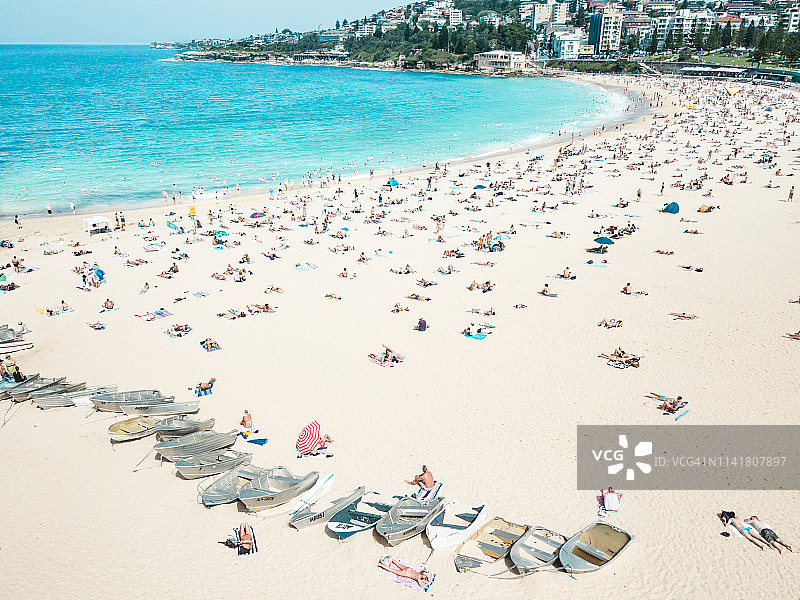 库吉海滩与沙滩上废弃船只鸟瞰图图片素材