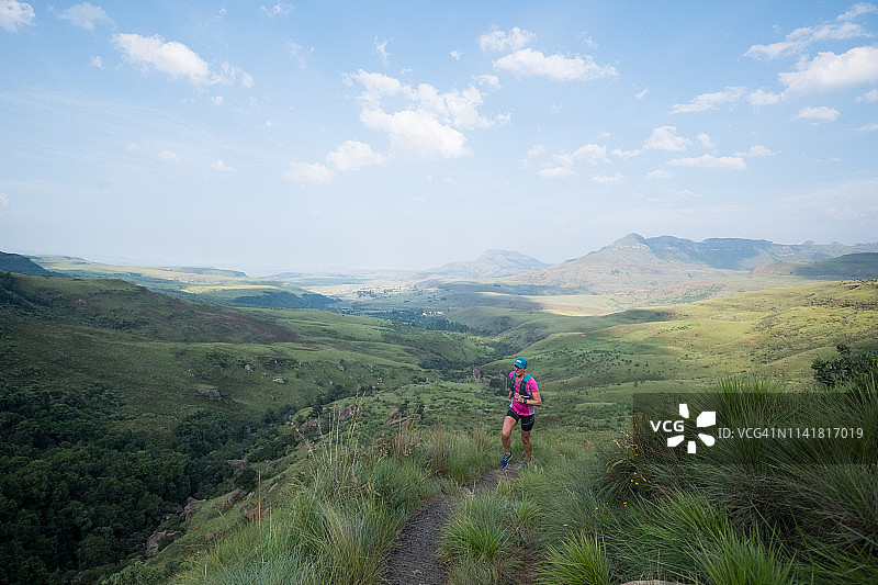 沿着山脉的极端地形奔跑图片素材