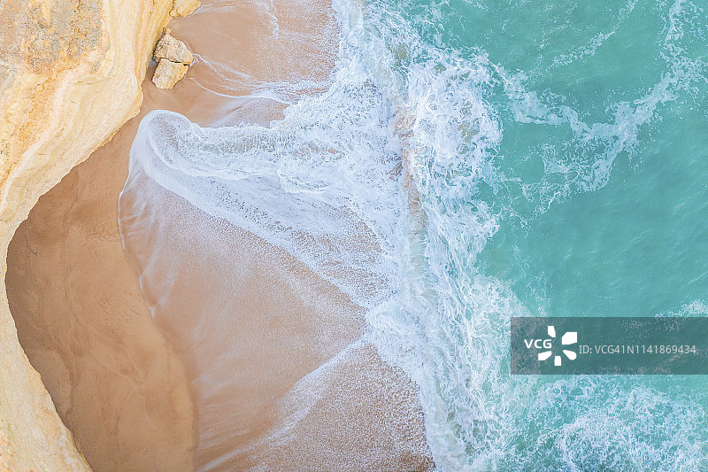 航拍：空旷的海滩和波浪起伏的碧绿大海图片素材