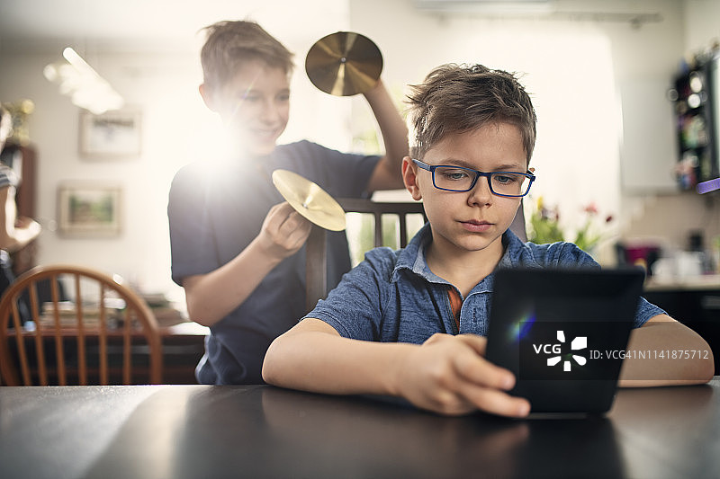 小男孩在愚人节和哥哥开玩笑图片素材