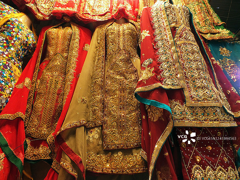 Jama布料市场上出售的传统俾路支服装图片素材