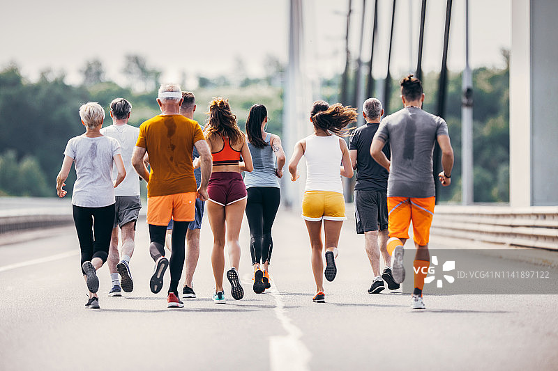 大型马拉松运动员公路赛跑场景图片素材