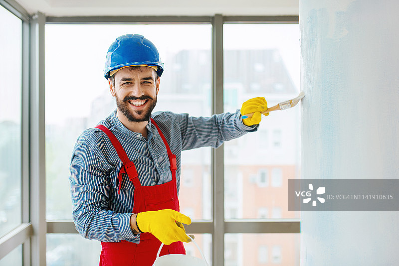 油漆工粉刷柱子图片素材