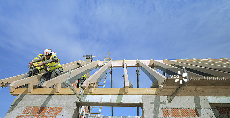 在建筑工地工作的建筑工人图片素材