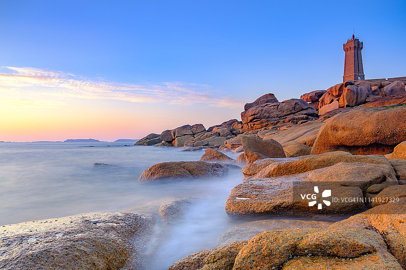 法国布列塔尼粉色花岗岩海岸的普卢马纳克灯塔日落景色图片素材