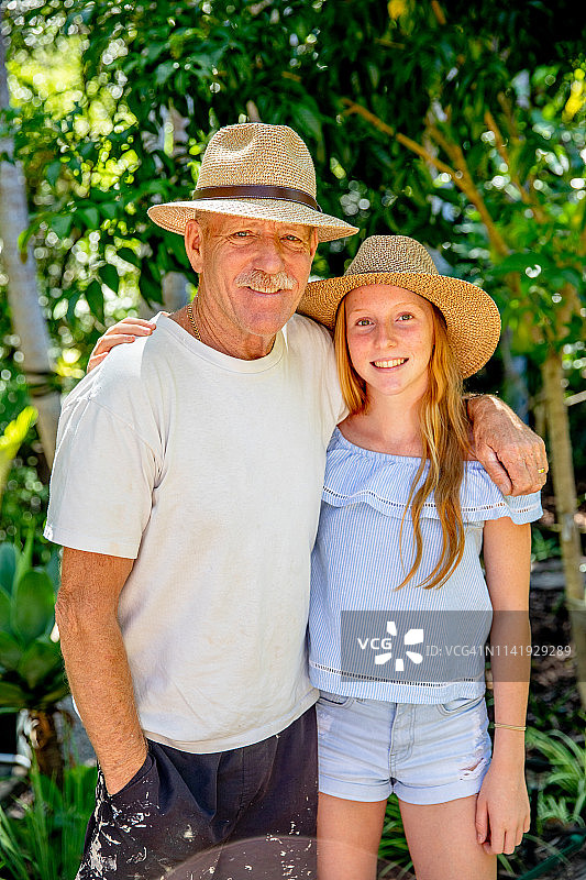 两个澳大利亚儿童与祖父在雨林后院玩耍图片素材
