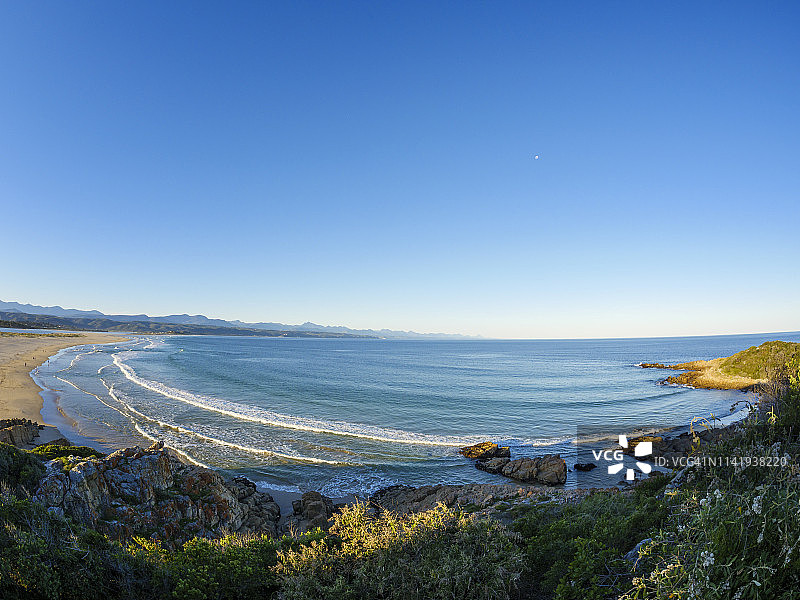 南非西开普省普莱滕贝格湾瞭望海滩和齐齐卡马山脉景色图片素材