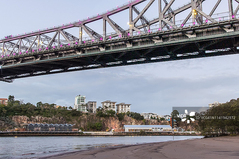 布里斯班河和故事桥畔的公寓楼群图片素材