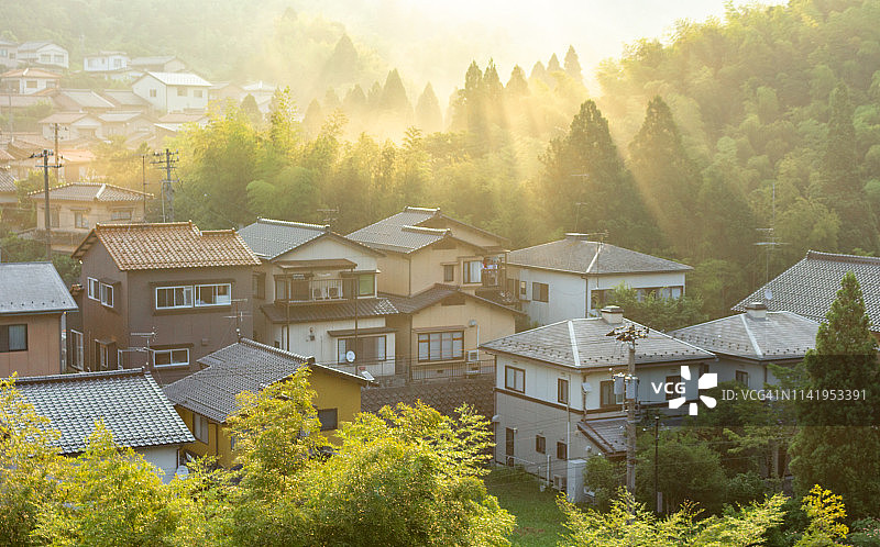 日本金泽。山科村清晨的阳光。图片素材