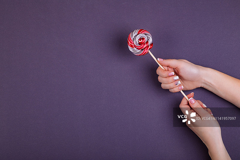 手持棒棒糖图片素材