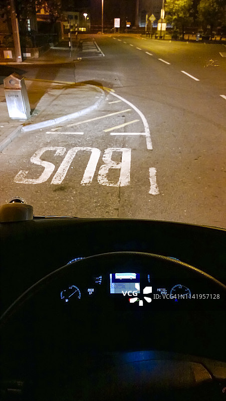 夜班行驶中的公交车图片素材