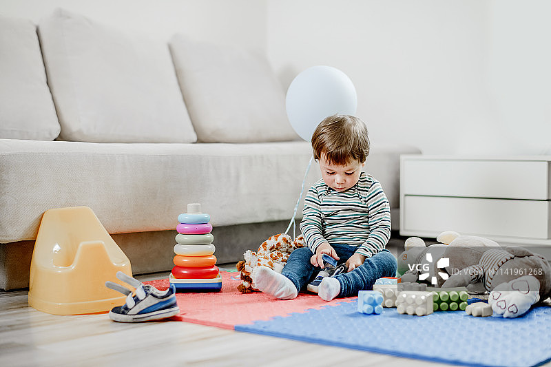 顽皮的幼儿男孩图片素材