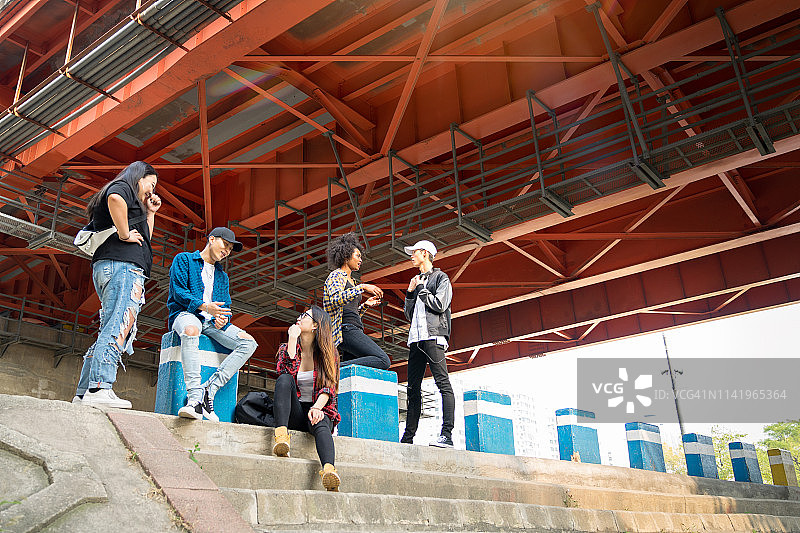 聚集的年轻街舞者图片素材