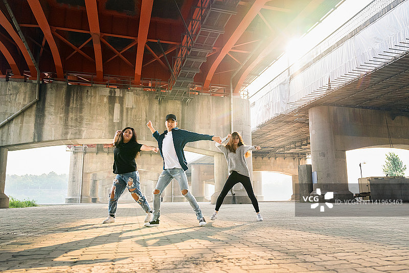 充满力量的街舞舞者图片素材