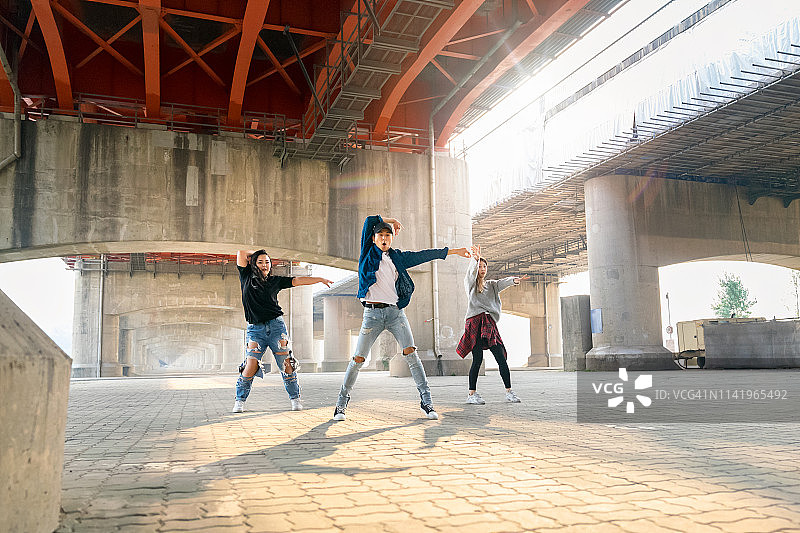 充满力量的街舞舞者图片素材