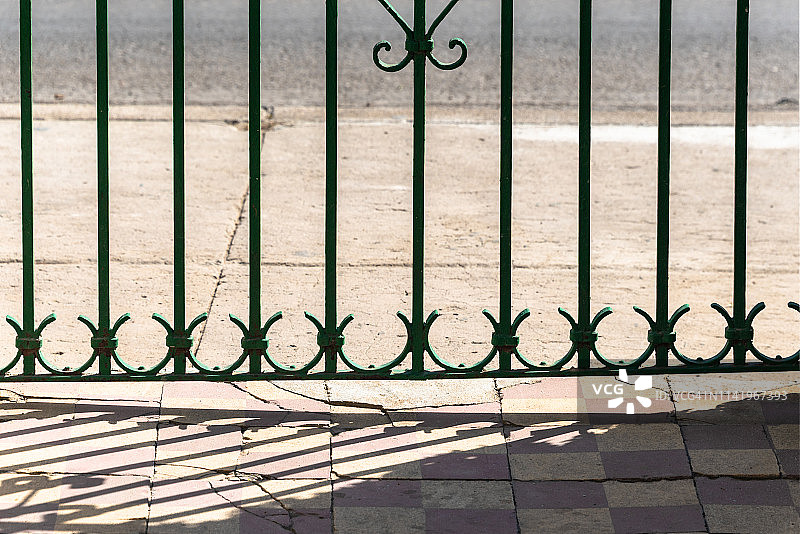 古巴圣克拉拉：殖民风格的金属门图片素材