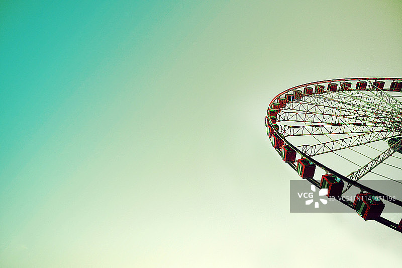 旁边的摩天轮图片素材