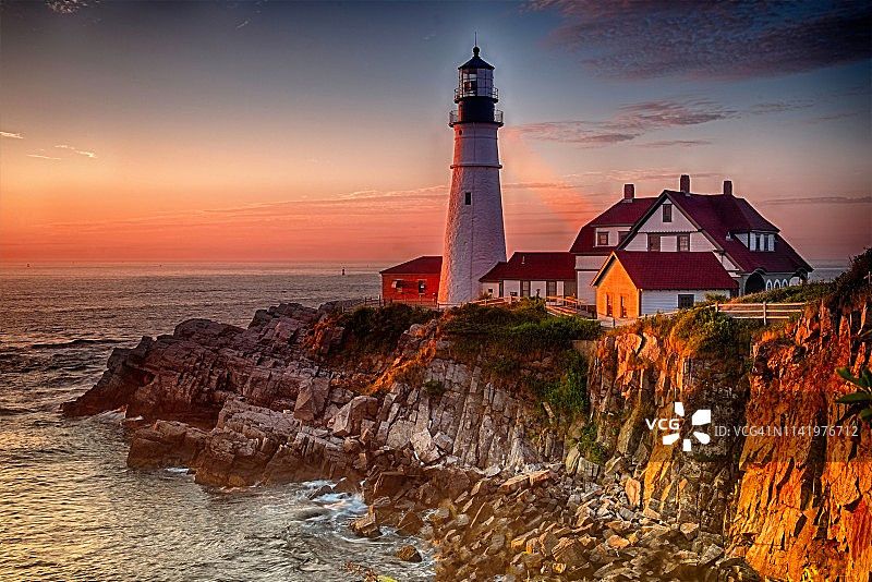 日出照亮了缅因州伊丽莎白角上的波特兰灯塔图片素材