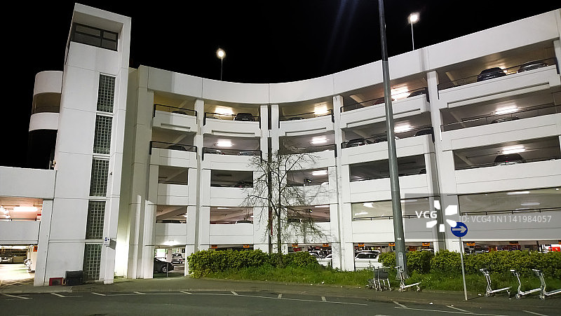 现代多层停车场图片素材