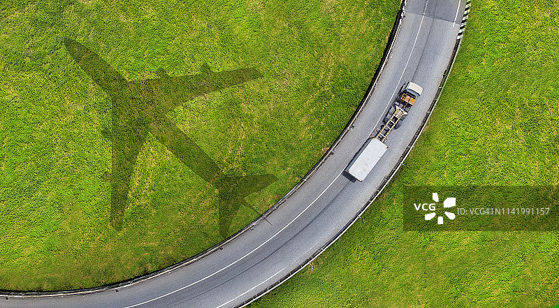 航拍视角：卡车陆路运输和航空运输是重要的商业运输方式图片素材