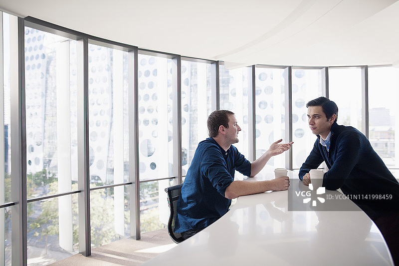 商务同事在休息室交谈图片素材