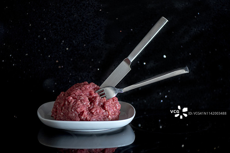 装有新鲜生牛肉馅的盘子图片素材