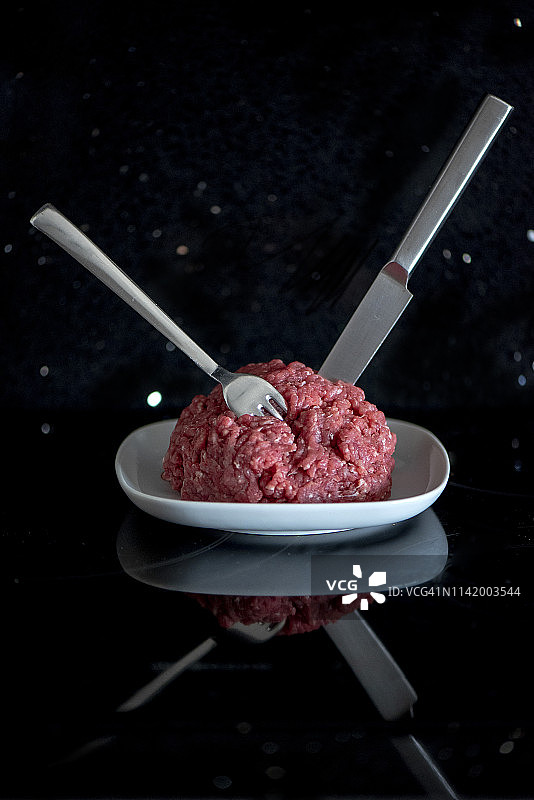 装有新鲜生牛肉馅的盘子图片素材