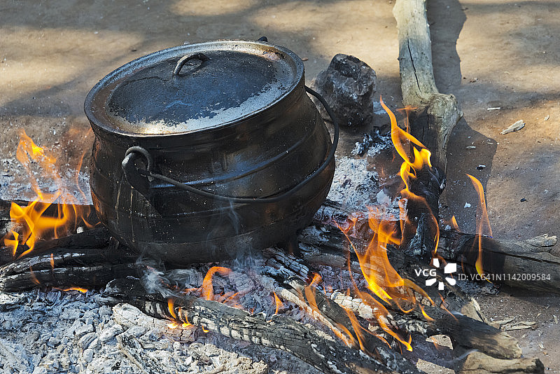 曼滕加文化村，斯威士兰，明火烹饪陶罐图片素材