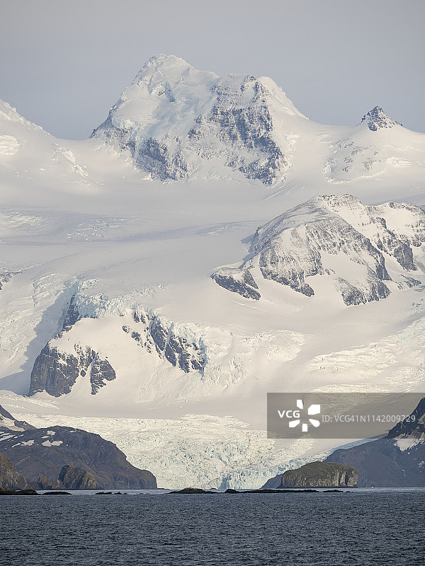 南乔治亚岛南端的沃塞尔角和萨尔韦森山脉图片素材