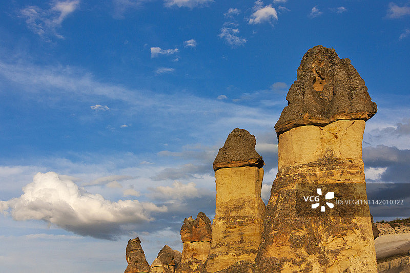 阳光下的仙女烟囱岩层，格雷梅，卡帕多奇亚，土耳其图片素材