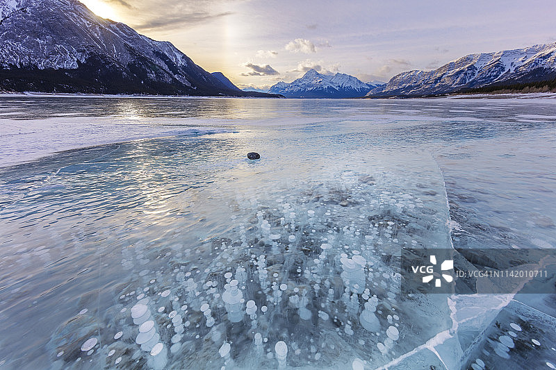 加拿大亚伯拉罕湖清澈冰层下的甲烷冰气泡图片素材