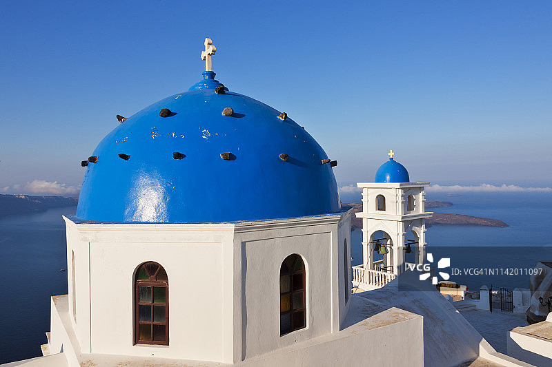 希腊圣托里尼岛爱琴海沿岸的教堂图片素材