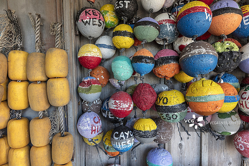 美国佛罗里达州基韦斯特的墙上悬挂的浮标图片素材