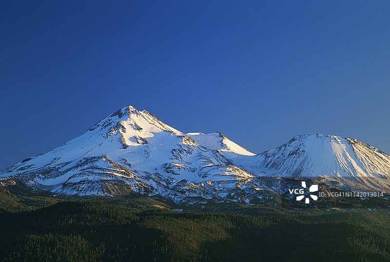 日落时分的沙斯塔山，美国加利福尼亚州图片素材