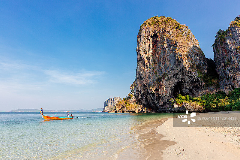 泰国甲米奥帕南海滩及长尾船清晨景色图片素材