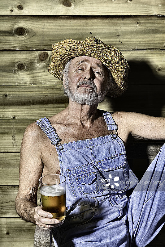 农民喝着啤酒放松图片素材