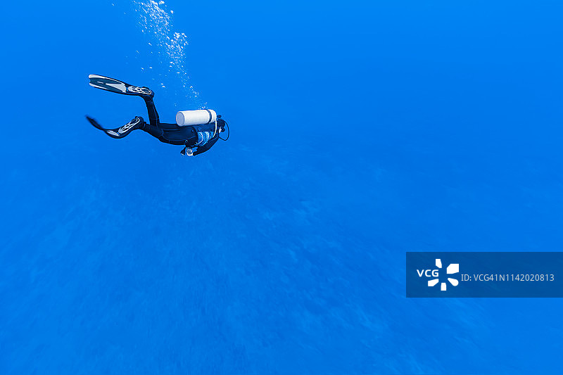 在法属波利尼西亚兰吉罗阿环礁水肺潜水的女人图片素材